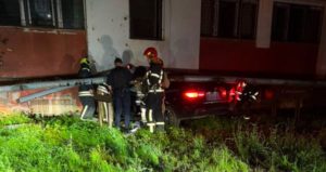 �� Львові BMW врізався в будівлю: водій загинув, пасажир у важкому стані