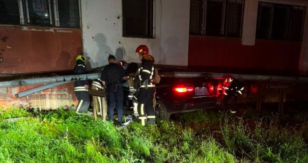 �� Львові BMW врізався в будівлю: водій загинув, пасажир у важкому стані