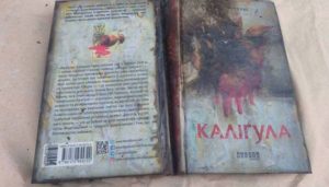 На BestsellerFest у Львові привезли обгорілі книжки з харківського складу, зруйнованого атакою російських військ