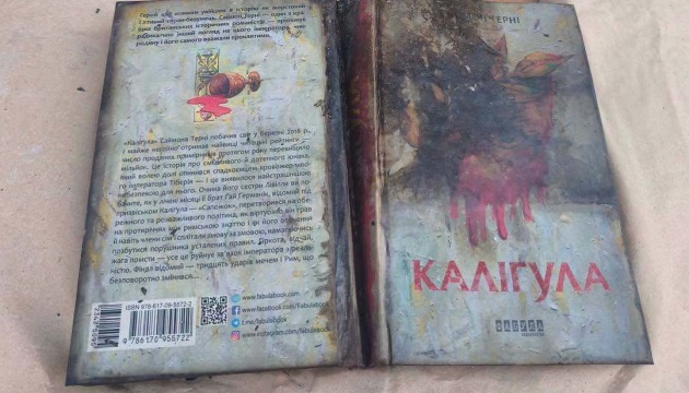 На BestsellerFest у Львові привезли обгорілі книжки з харківського складу, зруйнованого атакою російських військ