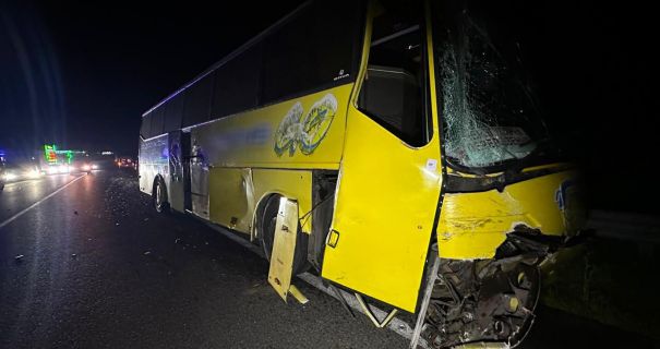 "На Львівщині позашляховик врізався в рейсовий автобус: постраждала дитина серед травмованих пасажирів".