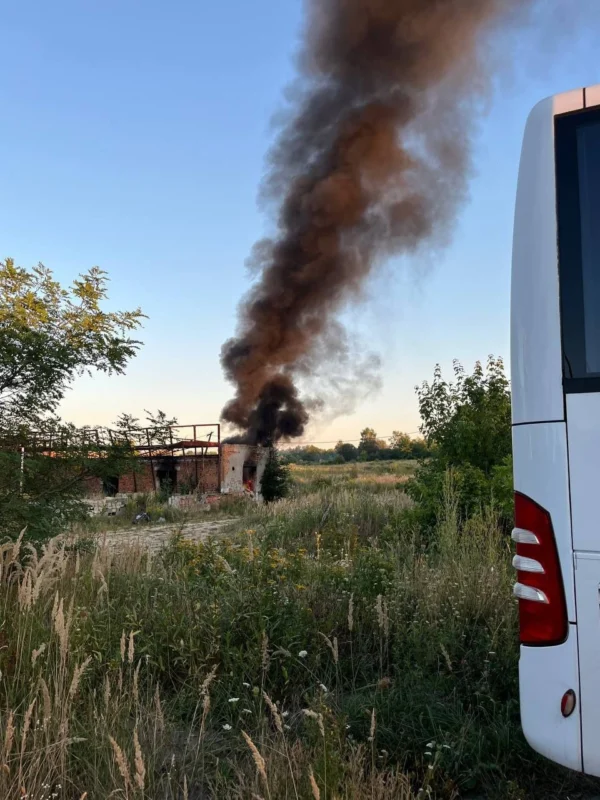 Таємничі язики полум'я охопили занедбану львівську споруду: пожежники оперативно припинили загрозливе займання