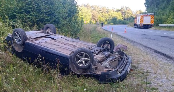 "Трагічна аварія на Львівщині: легковик вилетів з дороги та перекинувся, пасажир загинув, водій у критичному стані".