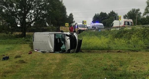 "Трагічна аварія на Львівщині: мікроавтобус з'їхав з дороги та перекинувся, є постраждалі, серед них дві дитини".