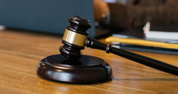 У Львові чоловік напав з кулаками на інспектора з паркування: буйне затримання на вулицях стародавнього міста
