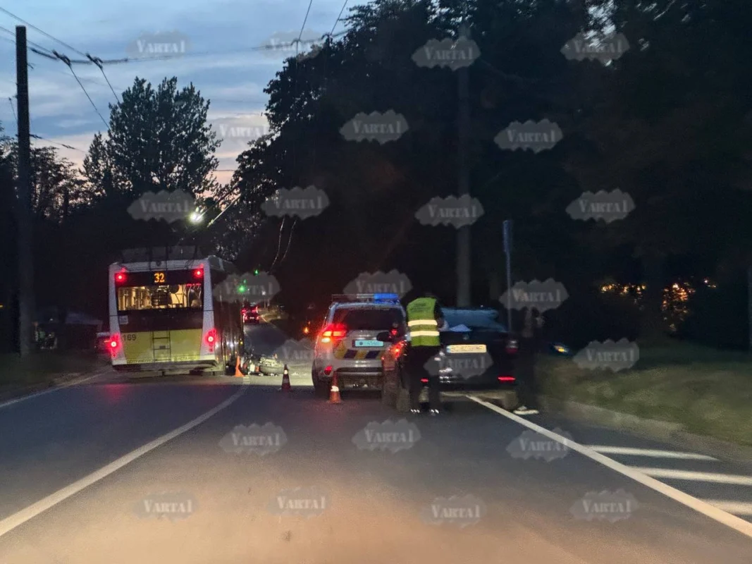 У Львові мотоцикліст зазнав дорожньої пригоди: постраждалого доставлено до лікарні.