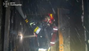 “У Львові у багатоповерхівці стався вибух акумулятора, що спричинив потужну пожежу та масштабні руйнування конструкцій будівлі”.