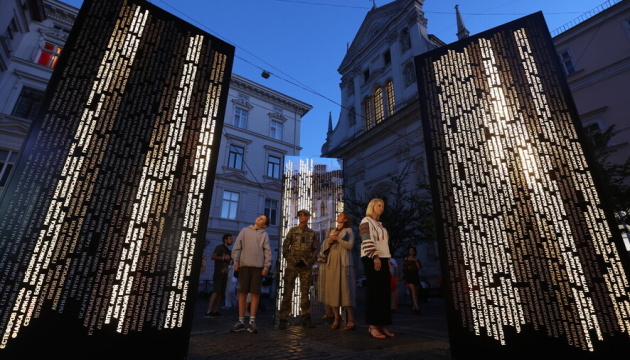 "У Львові відкрили «Колони пам'яті» з іменами понад двох тисяч полеглих військових, вшановуючи їхній героїзм та самовідданість".