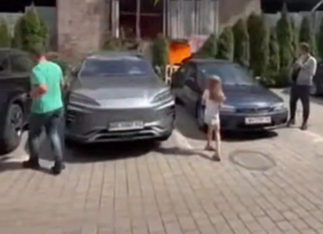У Львові виникла масштабна пожежа на вулиці Стрийській: рятувальники кілька годин боролися з вогнем (ВІДЕО)