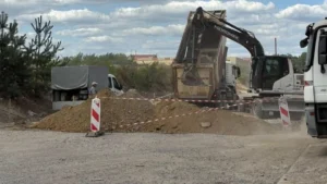 “У Львові з понеділка обмежать рух на ще одній ключовій вулиці: деталі перекриття для ремонтних робіт”.