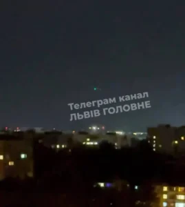 У Львові зафіксовано загадковий літаючий об’єкт: очевидці поділилися шокуючими кадрами в мережі (ВІДЕО)