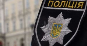 Вражаюча сцена насилля: Дівчина жорстоко била однолітку ногами по голові на очах обуреного натовпу у Львівській області