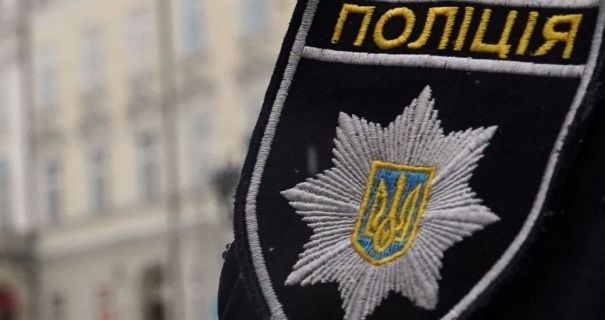 Вражаюча сцена насилля: Дівчина жорстоко била однолітку ногами по голові на очах обуреного натовпу у Львівській області