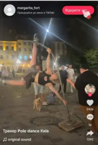 Вражаюче відео: молода львів’янка випадково зламала розпилювач питного фонтану під час Дня міста