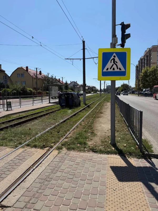 Жахлива аварія в центрі Львова: автомобіль втратив контроль через відмову гальм (ШОКУЮЧІ ФОТО та ВІДЕО)