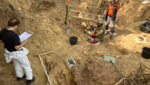 “На Личаківському кладовищі у Львові ексгумували останки 36 невідомих військових, які загинули під час боїв за місто в 1939 році”.