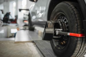 Чому автомобіль тягне вбік: причини та коли потрібен розвал-сходження