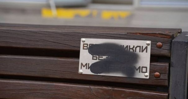 "Скандал на Львівщині: жінка пошкодила пам'ятні таблички на честь зниклих безвісти військових, поливши їх фарбою".