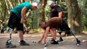У Львові 165 ветеранів беруть участь у захопливому фіналі чемпіонату з петанку, демонструючи майстерність та дух суперництва.