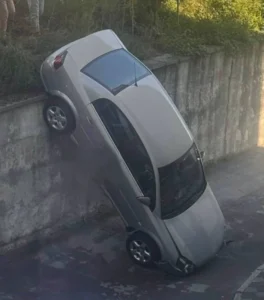 У Львові водій здивував усіх: автомобіль несподівано опинився на бруківці, порушуючи усі правила паркування