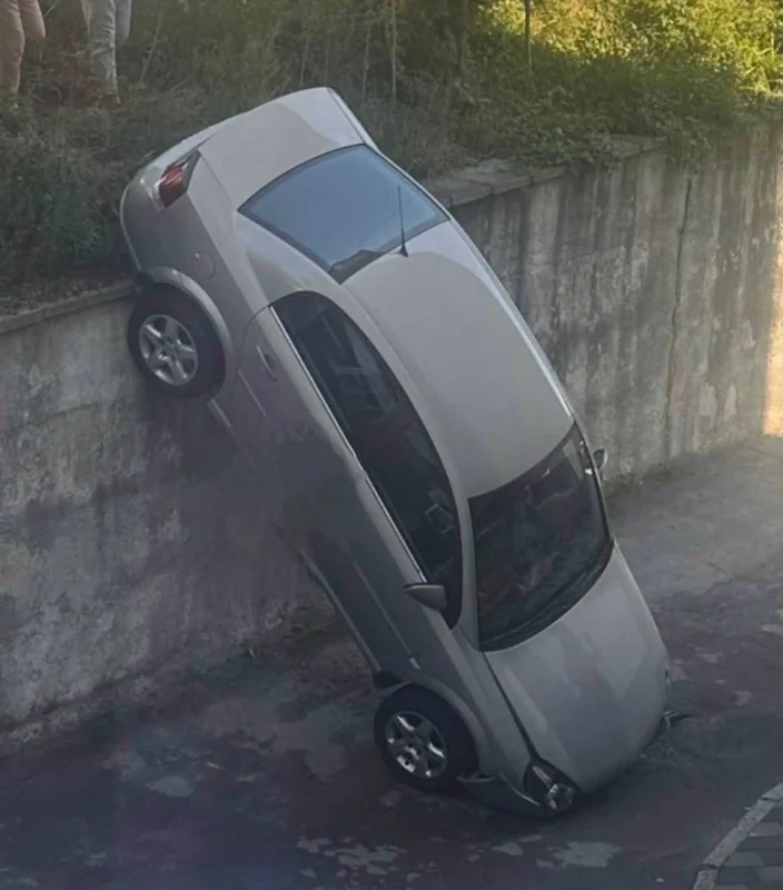 У Львові водій здивував усіх: автомобіль несподівано опинився на бруківці, порушуючи усі правила паркування