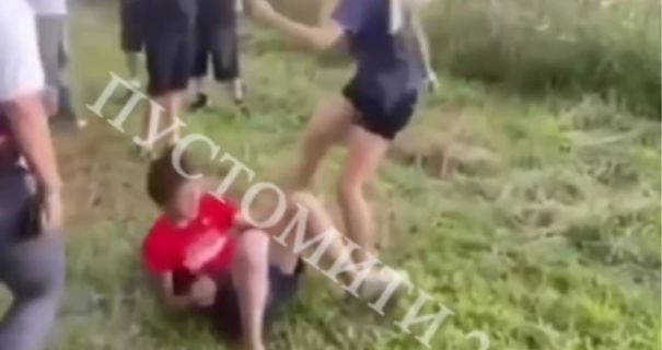 Жорстоке насилля на Львівщині: 13-річна дівчина побила 11-річного хлопця ногами по спині та голові