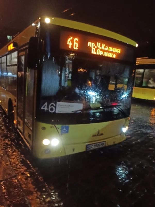 Львівський водій-різник: жінка з малюком покинуті напризволяще.
