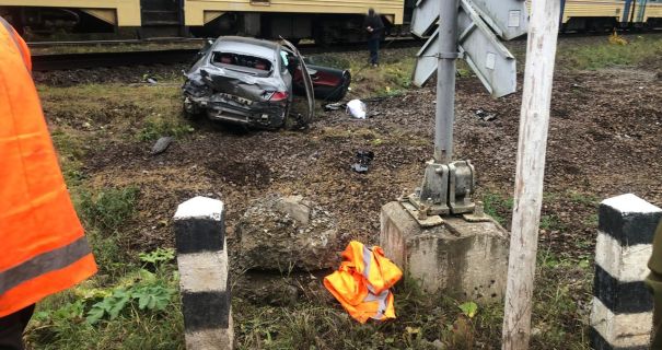 На Львівщині: Електропоїзд зіткнувся з Mercedes. Водійку авто госпіталізували.