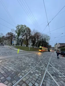 <p><strong>У Львові затримка трамваїв: обрив розтяжки спричинив транспортний колапс.</strong></p>