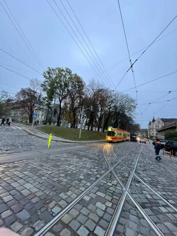 У Львові затримка трамваїв: обрив розтяжки спричинив транспортний колапс.